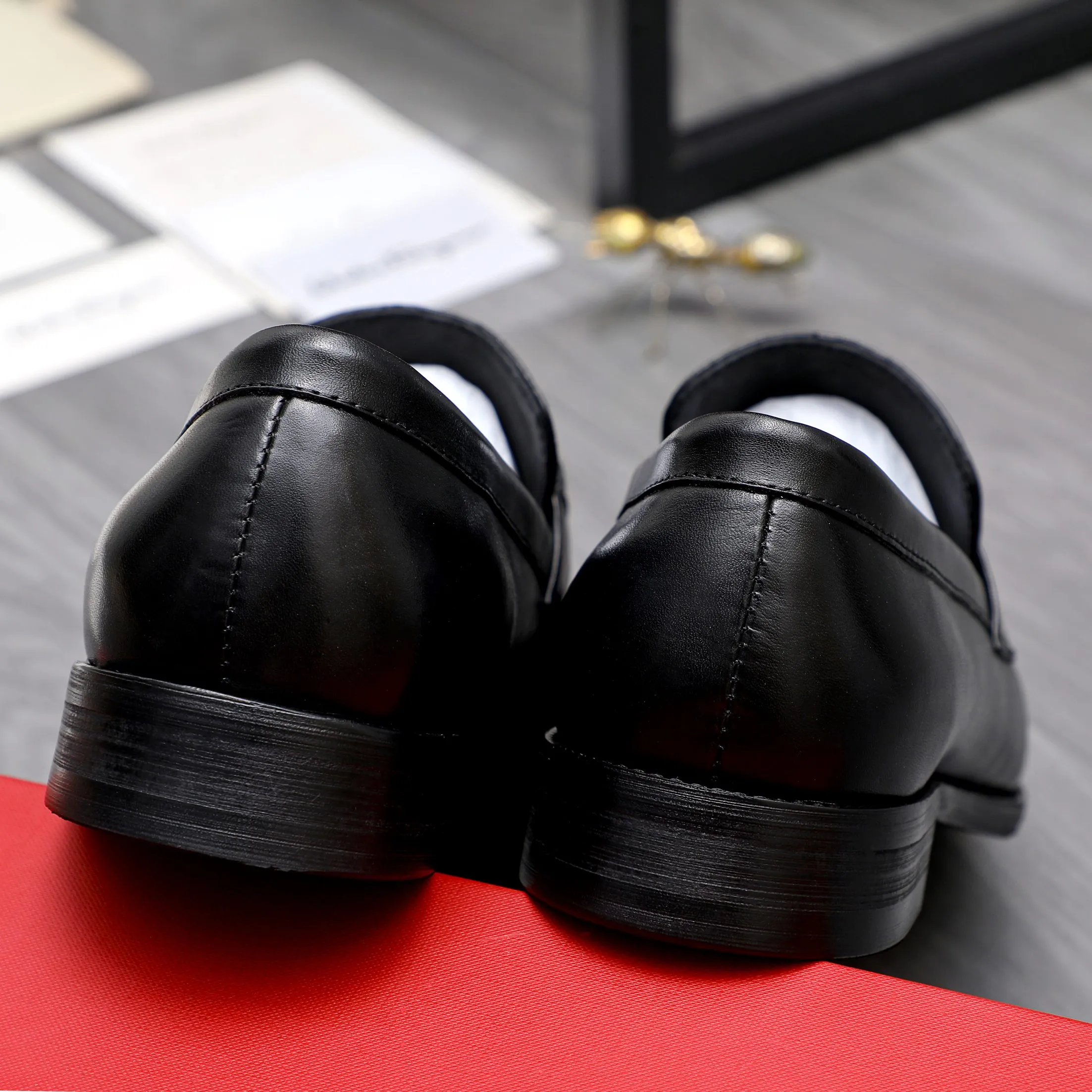 Men's shoes 💰480 Product trademark: Ferragamo " Ferragamo ] Business slip-on leather shoes Regular size: 39-44 Product materials: Selected high-quality embossed cowhide upper, cowhide lining, original outsole